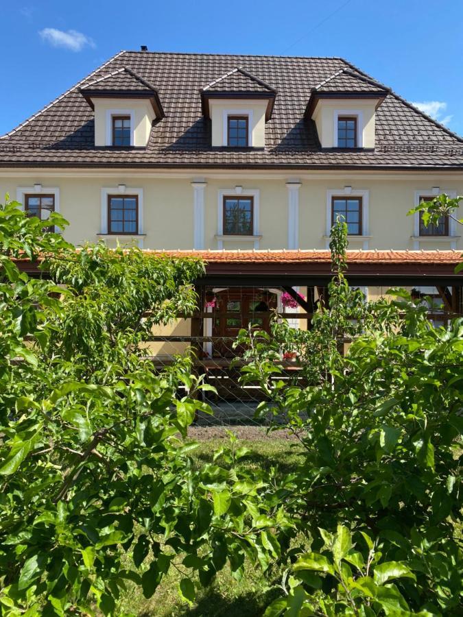 Spadok Hotell Kamjanets-Podilskyj Exteriör bild